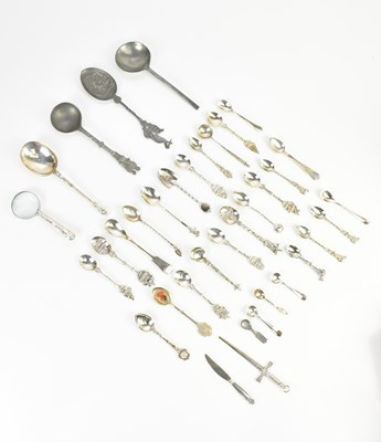 Lot 280 - A Victorian hallmarked silver serving spoon,...