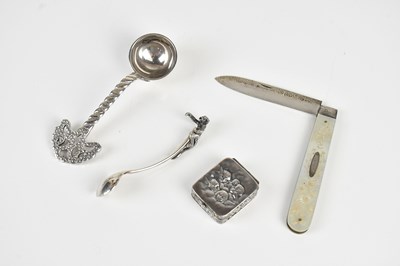Lot 169 - A sterling silver pillbox decorated with...