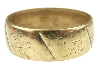 Lot 967 - A 9ct gold wedding ring with diagonal striped...