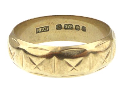 Lot 968 - A 9ct gold wedding ring with cross pattern,...