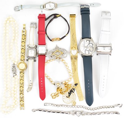 Lot 1066 - Various items of costume jewellery to include...