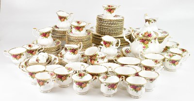 Lot 1552 - ROYAL ALBERT; an 'old country roses' dinner/...