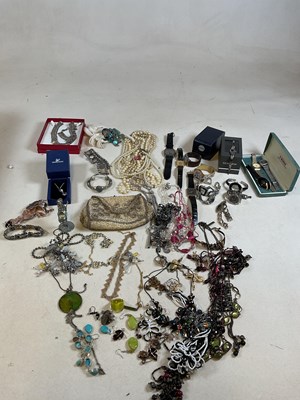 Lot 601 - A quantity of costume jewellery, including...