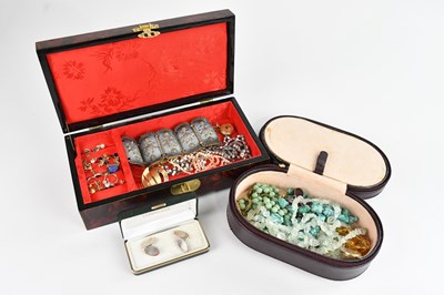 Lot 746 - A selection of assorted costume jewellery...