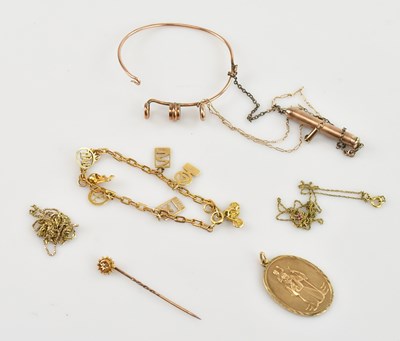 Lot 8 - A collection of Victorian and later gold and...