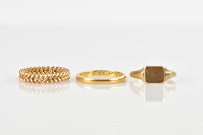 Lot 659 - A yellow metal wedding band stamped '750',...