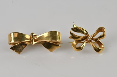 Lot 164 - Two yellow metal bow brooches, each tests as...