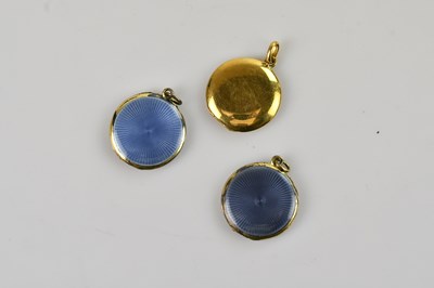 Lot 188 - A yellow metal circular pendant, tests as...