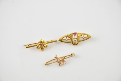 Lot 194 - A yellow metal brooch set with a fleur-de-lis,...