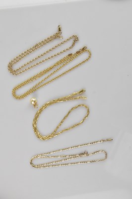Lot 348 - A yellow metal curb link necklace stamped '375'...