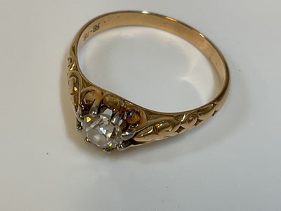Lot 529 - An 18ct yellow gold diamond solitaire ring,...