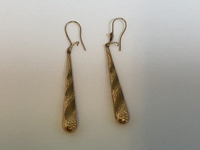 Lot 531 - A pair of 9ct yellow gold tapering drop...
