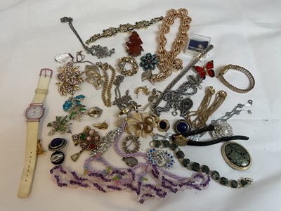 Lot 602 - A quantity of costume jewellery, including...