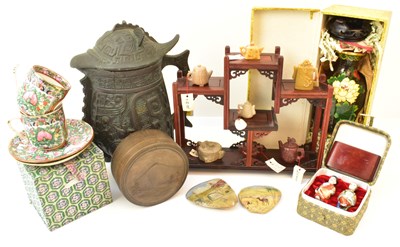 Lot 1077 - Various items of modern Chinese and other...