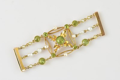 Lot 11 - An Edwardian peridot and seed pearl bracelet...