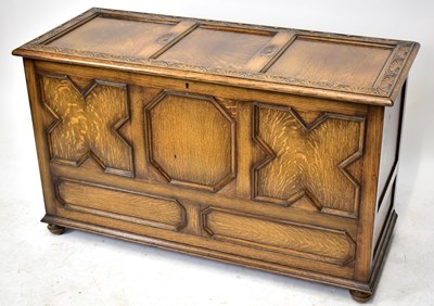 Lot 1730 - An oak blanket box