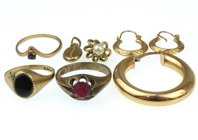 Lot 1048 - Mixed jewellery to include a small 9ct gold...