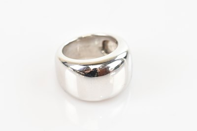 Lot 463 - CARTIER; a white metal band stamped '750',...