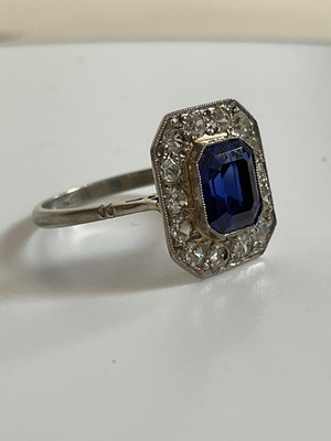 Lot 541 - A white metal Art Deco designed sapphire and...