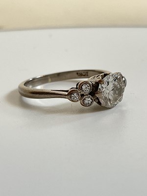 Lot 542 - An 18ct white gold diamond ring, the principal...