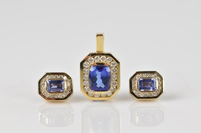 Lot 324 - A three piece suite of yellow metal jewellery...