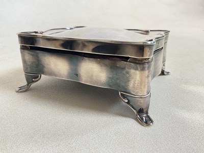 Lot 544 - A George V hallmarked silver velvet lined...