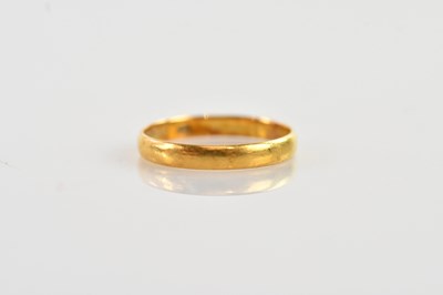 Lot 655 - A 22ct yellow gold wedding band, size J,...
