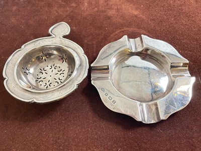 Lot 423 - A George V hallmarked silver ashtray of simple...