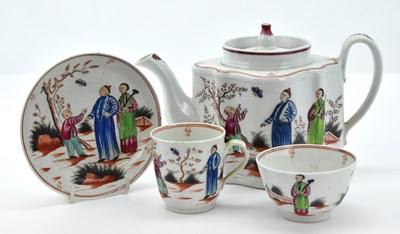 Lot 162 - An 18th century New Hall porcelain teapot of...