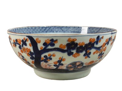 Lot 19 - A large Japanese Imari bowl decorated with...