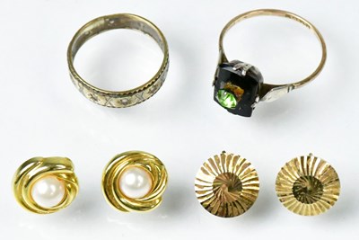 Lot 852 - A mixed lot of 9ct gold jewellery, comprising...