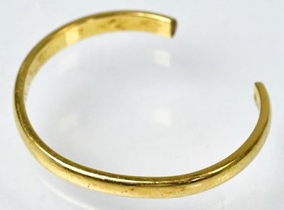 Lot 707 - A 22ct gold wedding band, marked 22ct, approx....