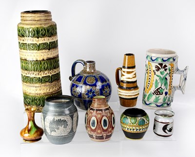 Lot 639 - A group of mid-20th century ceramics to...