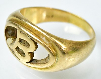 Lot 733 - A 9ct gold ring with pierced initials to table,...