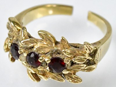 Lot 726 - A 14ct gold ring with three garnets in a...