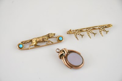 Lot 192 - A yellow metal brooch formed as a setter, set...