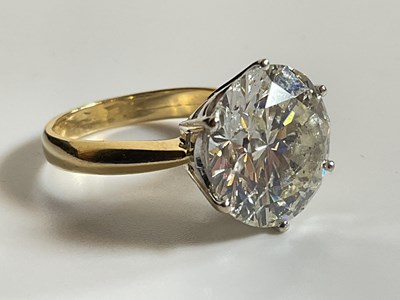 Lot 550 - An impressive yellow metal diamond solitatire...
