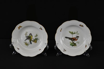Lot MEISSEN; a pair of porcelain ornithological...