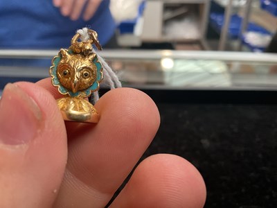 Lot 6 - A yellow metal novelty seal formed as an owl,...