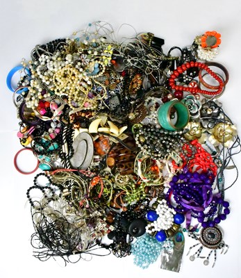 Lot 891 - A quantity of vintage and modern costume...