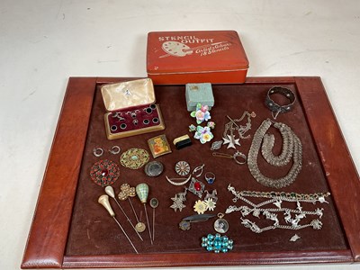 Lot 599 - A quantity of costume jewellery including a...