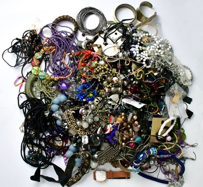 Lot 892 - A quantity of vintage and modern costume...