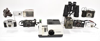 Lot 381 - A mixed lot of vintage cameras, to include a...