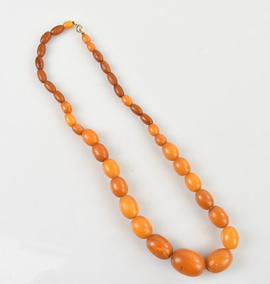 Lot 129 - A string of graduated butterscotch amber...