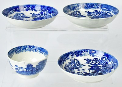 Lot 174 - An 18th century 'Willow' pattern blue and...