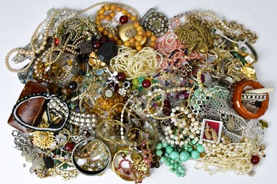 Lot 905 - A quantity of mainly vintage costume jewellery,...