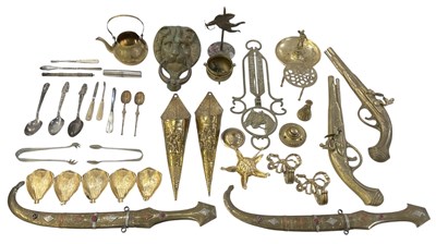 Lot 523 - A quantity of assorted metalware including...