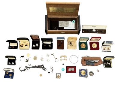Lot 1547 - A quantity of assorted costume jewellery and...