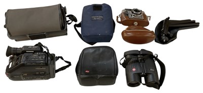 Lot 442 - A quantity of assorted cameras and camera...