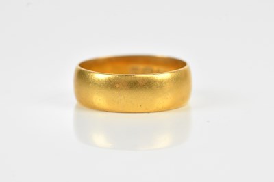 Lot 524 - A 22ct yellow gold wedding band, size S 1/2,...
